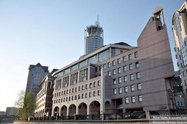 По реке плывет утюг