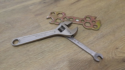 Гаечный ключ - это инструмент для соединения или рассоединения резьбового соединения путём закручивания или раскручивания гаек, болтов и иных сопутствующих деталей.